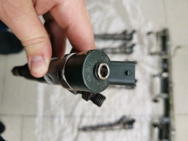 Форсунка впрыска топлива 0445110047 BOSCH