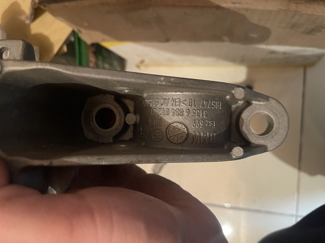 Хомут крепления втулки стабилизатора, переднего 31356884012 BMW