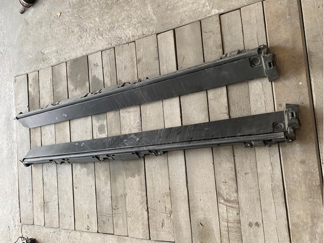 7250A136 Накладка (молдинг) порога наружная правая купить Львов
