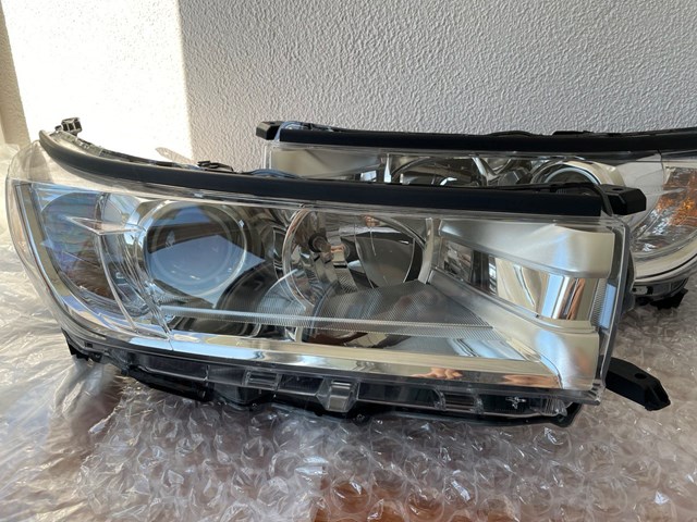Фара правая 811100E330 TOYOTA