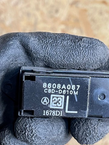 MITSUBISHI 8608A067 Кнопочный блок управления стеклоподъемником задний левый в наличии Ровно