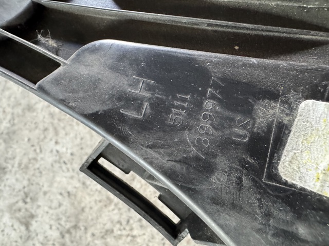 BMW 51117399977 Кронштейн крепления противотуманной фары левой в наличии Львов