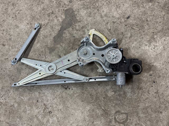 Мотор стеклоподъемника двери передней, правой 8571078011 TOYOTA