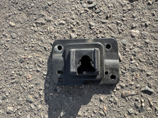 Кронштейн решетки радиатора KB8A50151 MAZDA