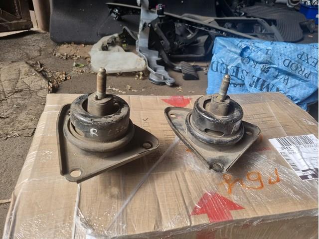 HYUNDAI 218102L000 Правая подушка двигателя в наличии Днепр