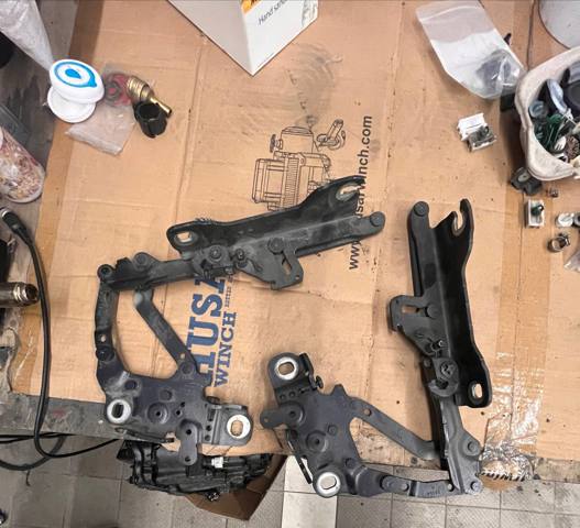 Левая петля капота 13989610 BMW