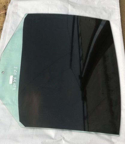 Стекло двери задней левой 51357110635 BMW