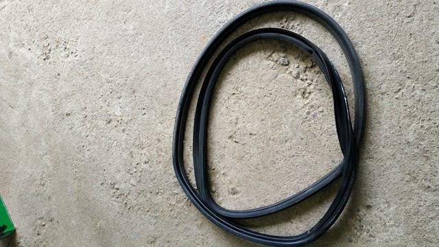 Уплотнитель заднего стекла 51717061390 BMW