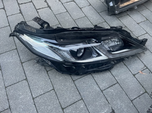 8111033A20 TOYOTA Правая фара купить в Тернополь