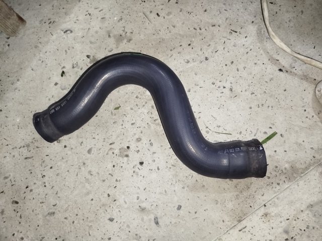 Патрубок системы охлаждения Вольво 850