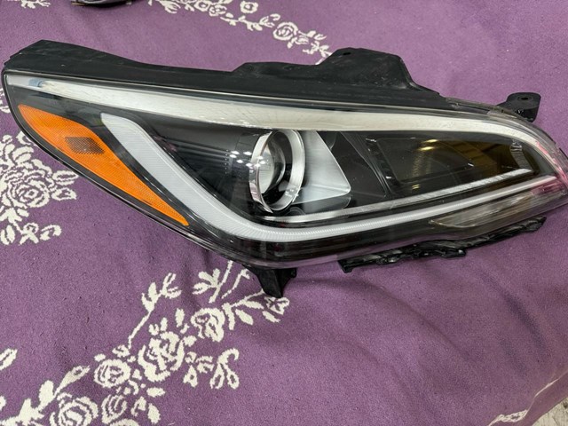 92102E6120 HYUNDAI Правая фара купить в Ужгород