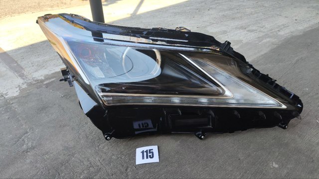 Фара передняя правая 811100E260 TOYOTA