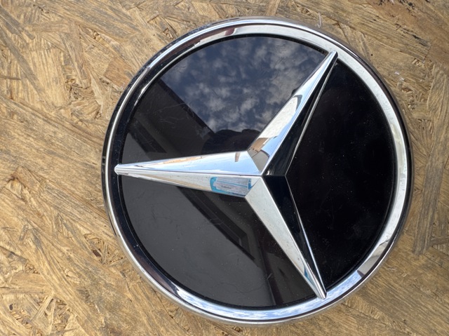 Эмблема решетки радиатора A0008880400 MERCEDES
