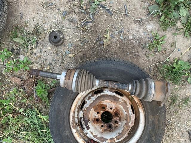 Ось передняя 391002S660 NISSAN