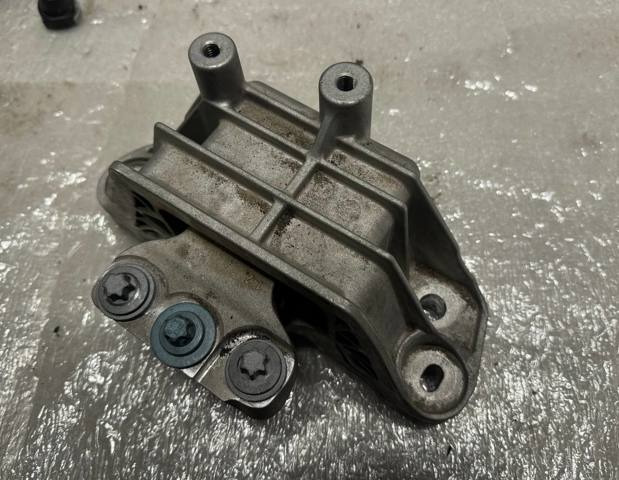 Правая подушка ДВС 68445486AD CHRYSLER