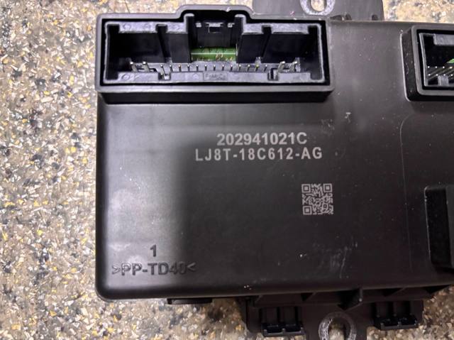 FORD LJ8T18C612AG в наличии Львов