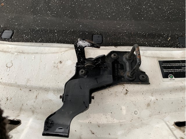 Стояк-крюк замка капота 5J0823480B VAG
