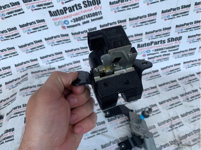 Замок крышки багажника 812302L000 HYUNDAI