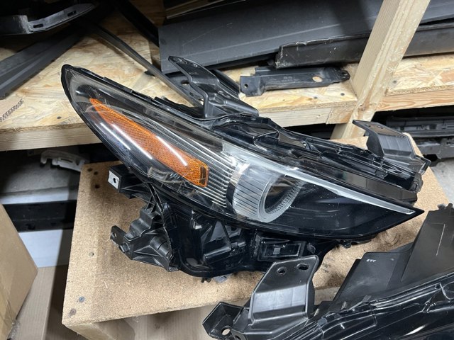Основная фара - вставка BCJH51030 MAZDA