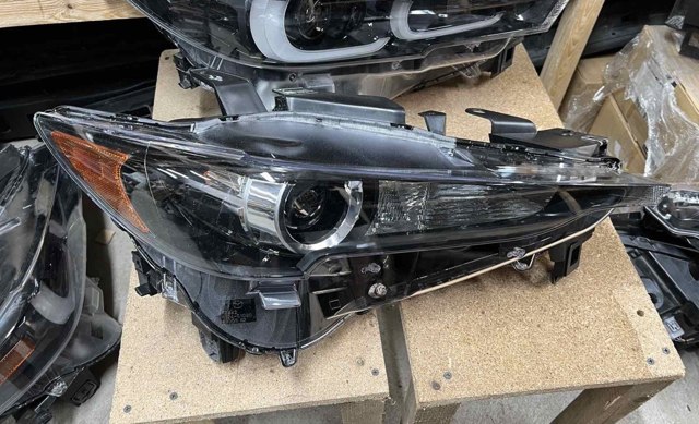 Фара комбинированная, передняя KL2J51031A MAZDA