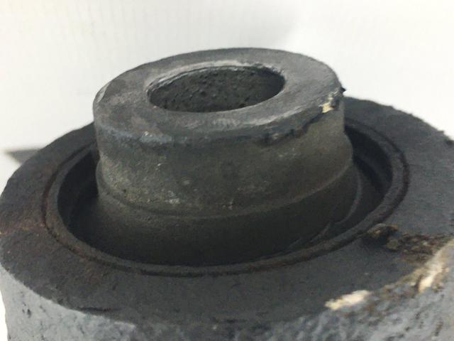 Кулак поворотный правый 43018ZQ00A NISSAN