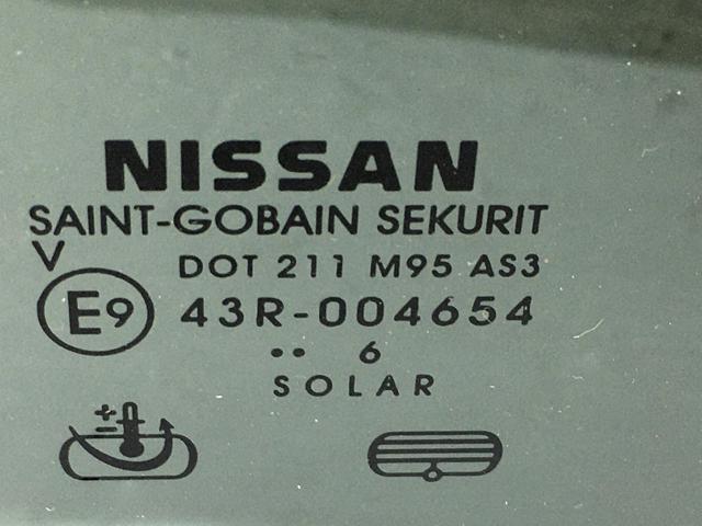 Стекло задней правой двери 82300EB33A NISSAN