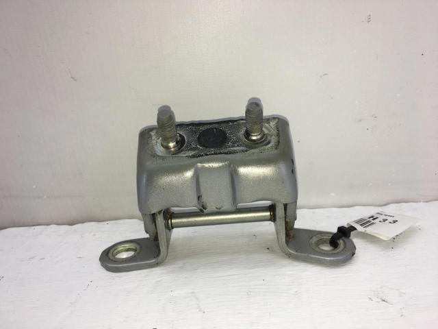 Петля задней двери, правой 82400AV630 NISSAN