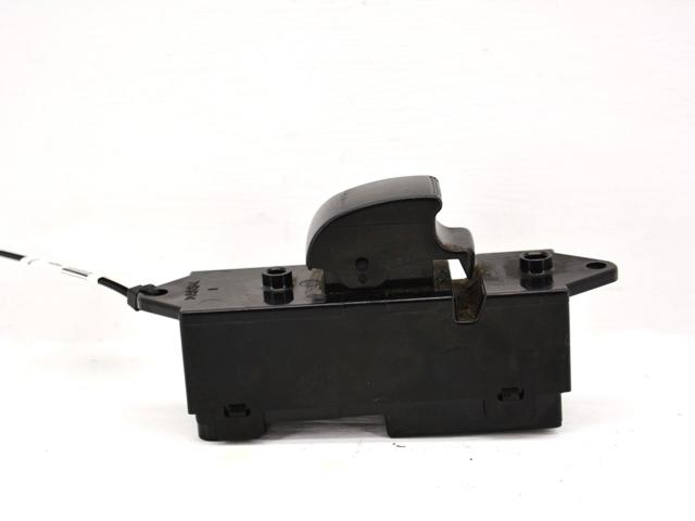 Кнопка включения мотора стеклоподъемника задняя 8608A063 MITSUBISHI