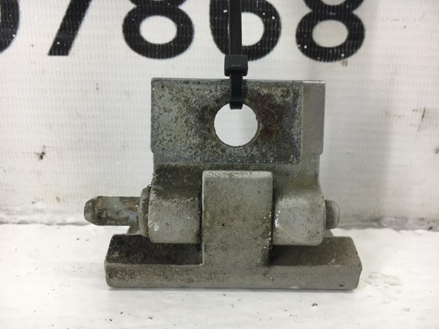 Петля передней двери, левой 8693026 VOLVO