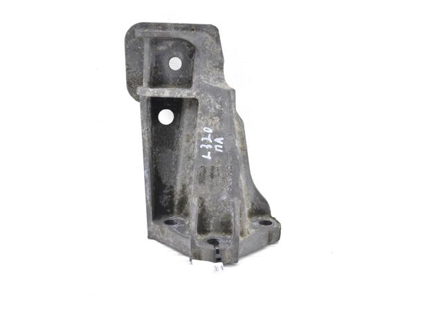 Кронштейн подушки (опоры) двигателя, левой KKU500580 LAND ROVER