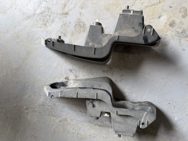 Кронштейн бампера заднего, левый DS7Z17D943A FORD