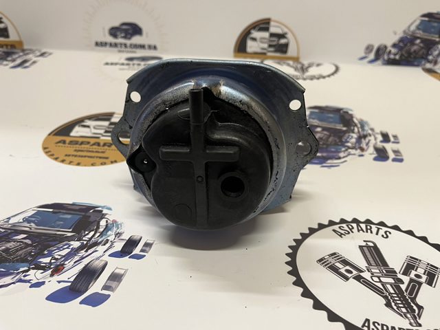 Левая опора двигателя 22116795418 BMW