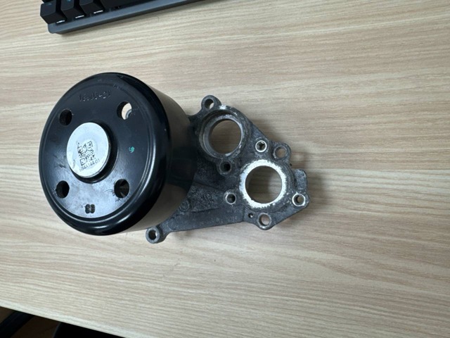 Насос водяной 11515B4A144 BMW