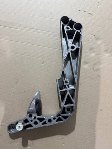 Крепление кпп 22319485312 BMW
