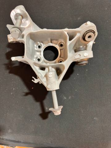 Цапфа поворотная левая 33306876651 BMW