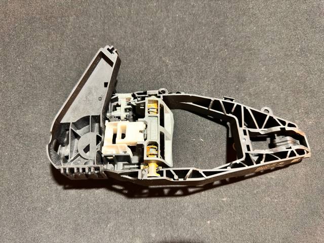Держатель наружной ручки двери, передней правой 51219881774 BMW
