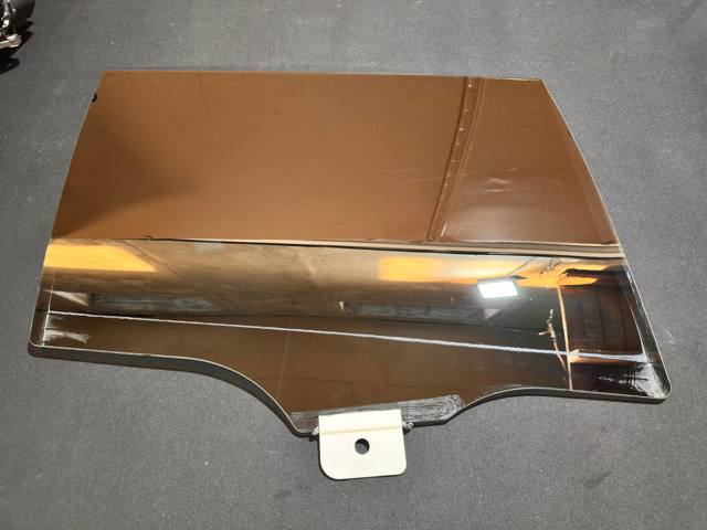 Стекло задней двери, правой 51358496030 BMW