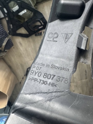 Направляющая заднего бампера, правая 9Y0807378 PORSCHE