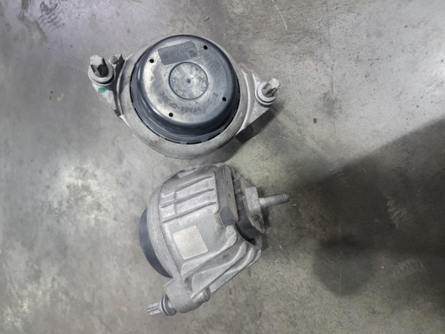 Кронштейн подушки (опоры) двигателя, левой 13981112 BMW