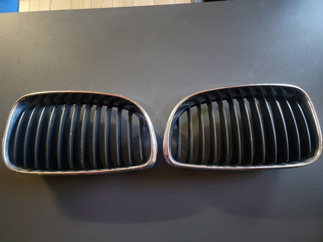 Решетка радиатора левая 22405910 BMW