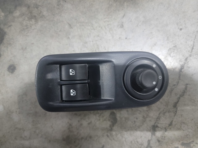 Кнопки переднего левого стекло подъёмника 8200011867 NISSAN
