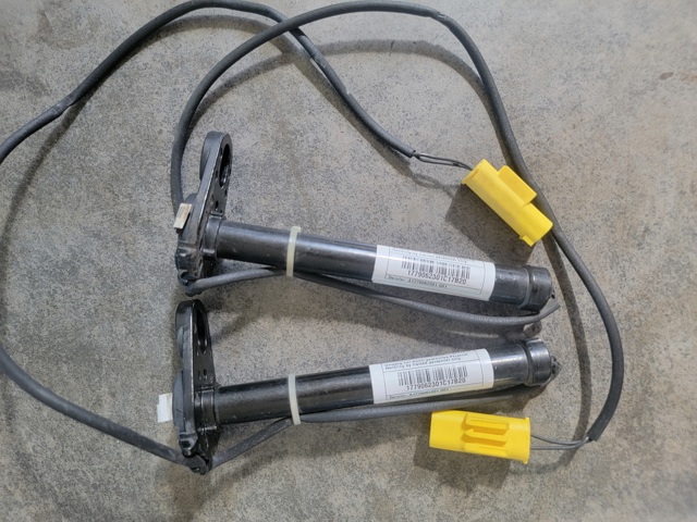 Рычаг открывания капота A1779062301 MERCEDES