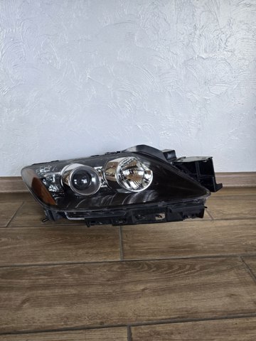 Правая блок фара EH1051030 MAZDA
