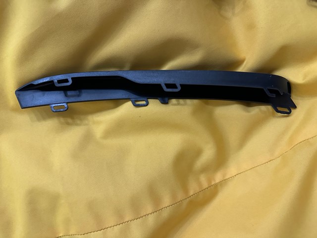 Молдинг решетки переднего бампера, правый 51117397616 BMW