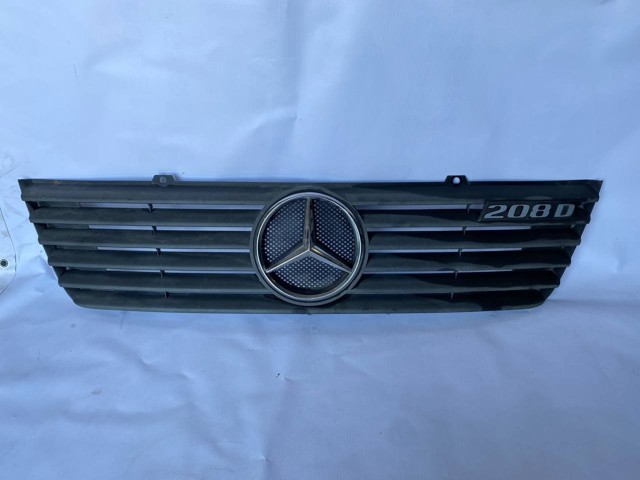 Mercedes sprinter 901-905 1996-2006 решітка радіатора

стан деталі як на фото

можемо зробити додаткові фото

відправка в день замовлення

номер запчасти: a9018880123

bmpr666 a9018880123