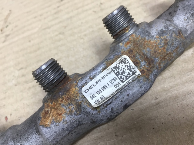 Рампа форсунок системы впрыска топлива 04L130089F VAG