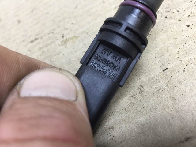 Датчик положения распредвала 04L907601 VAG