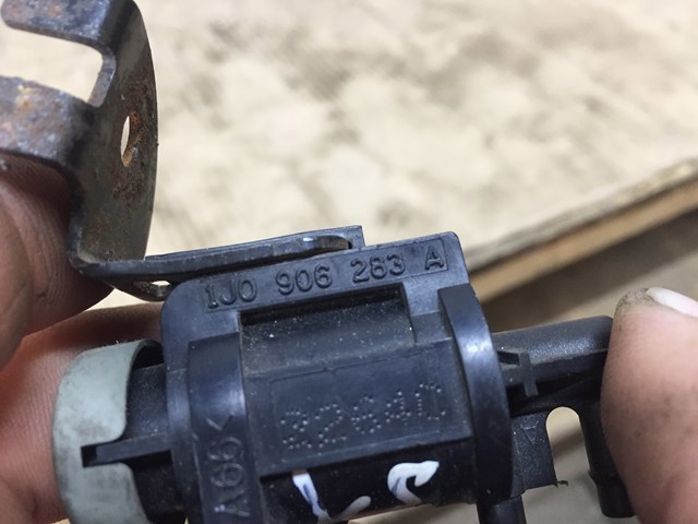 Клапан соленоид регулирования заслонки EGR 1J0906283A VAG