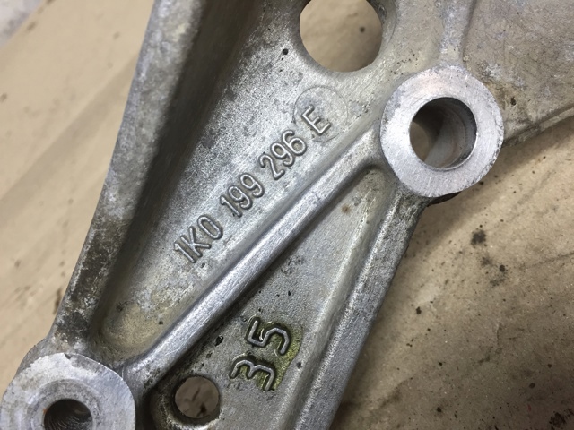 Кронштейн передней балки 1K0199296E VAG
