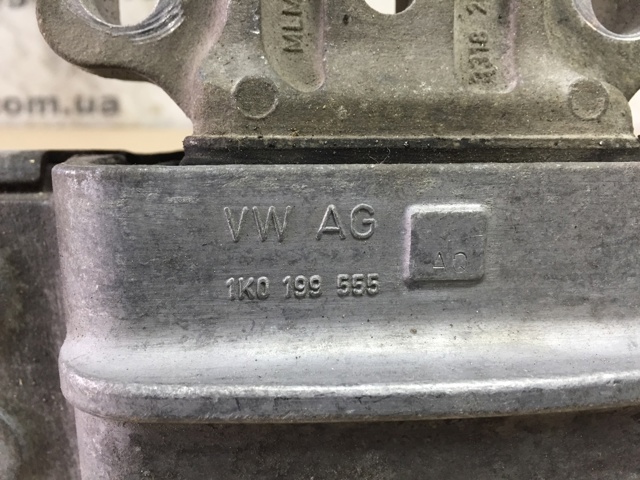 Левая опора двигателя 1K0199555AQ VAG